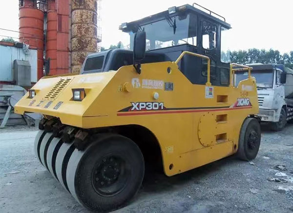 膠輪壓路機(jī) 